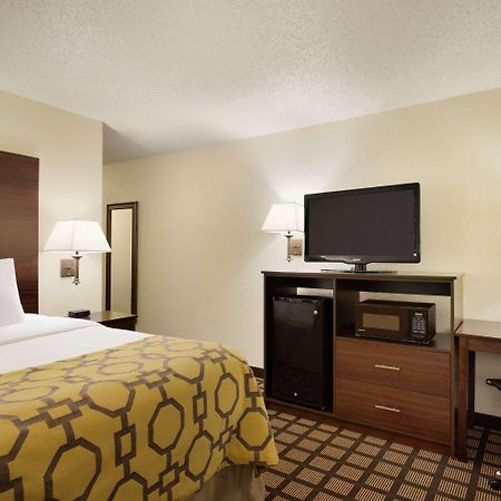 Baymont By Wyndham Salina Hotel Exterior foto