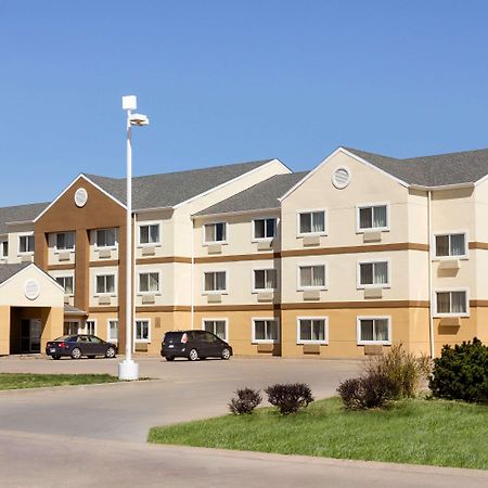 Baymont By Wyndham Salina Hotel Exterior foto