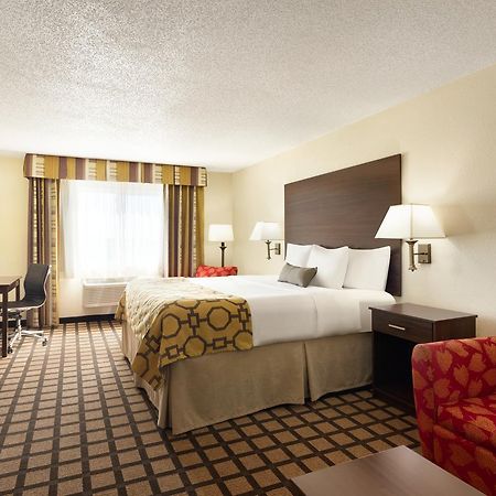 Baymont By Wyndham Salina Hotel Exterior foto