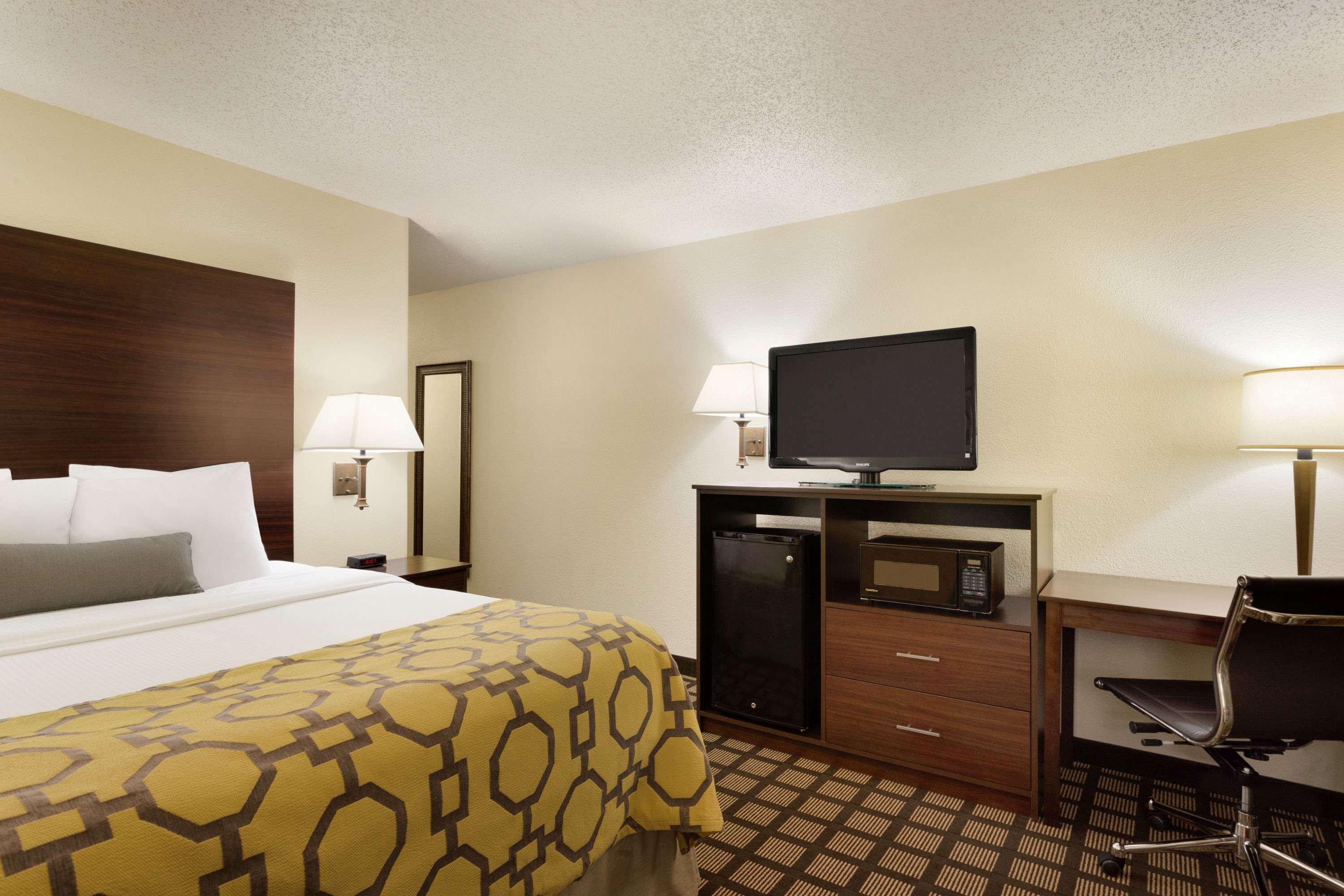 Baymont By Wyndham Salina Hotel Exterior foto