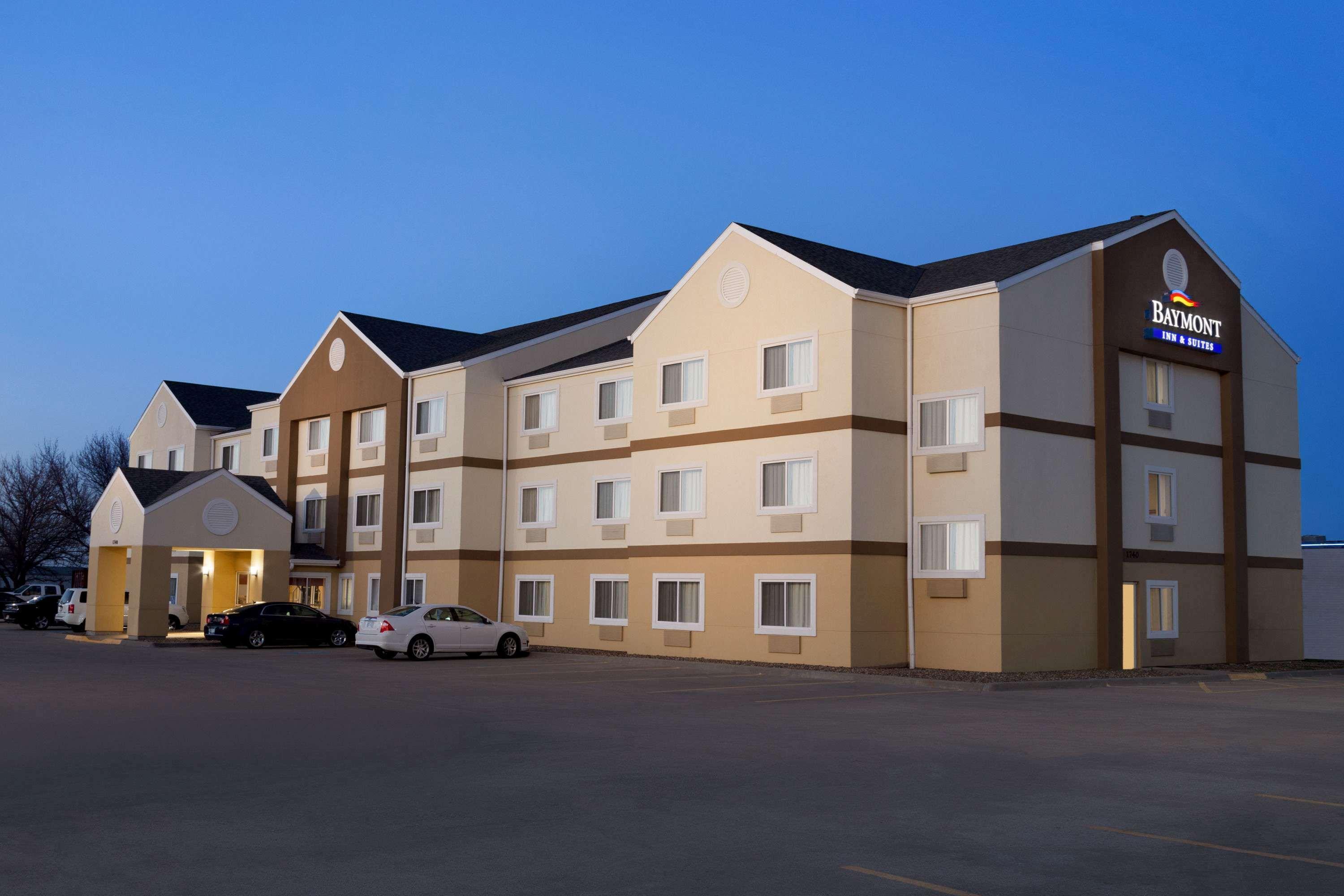 Baymont By Wyndham Salina Hotel Exterior foto