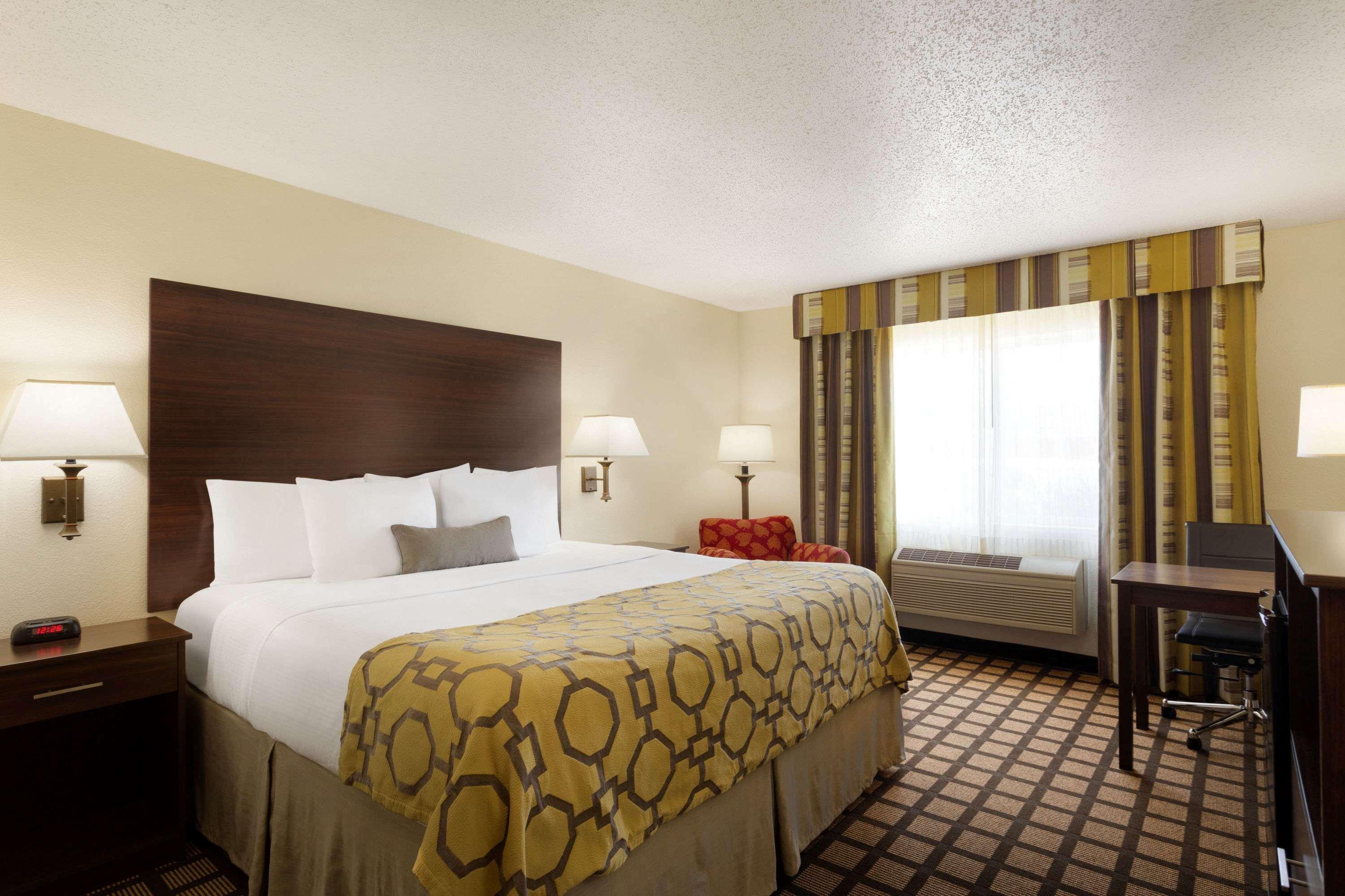 Baymont By Wyndham Salina Hotel Exterior foto
