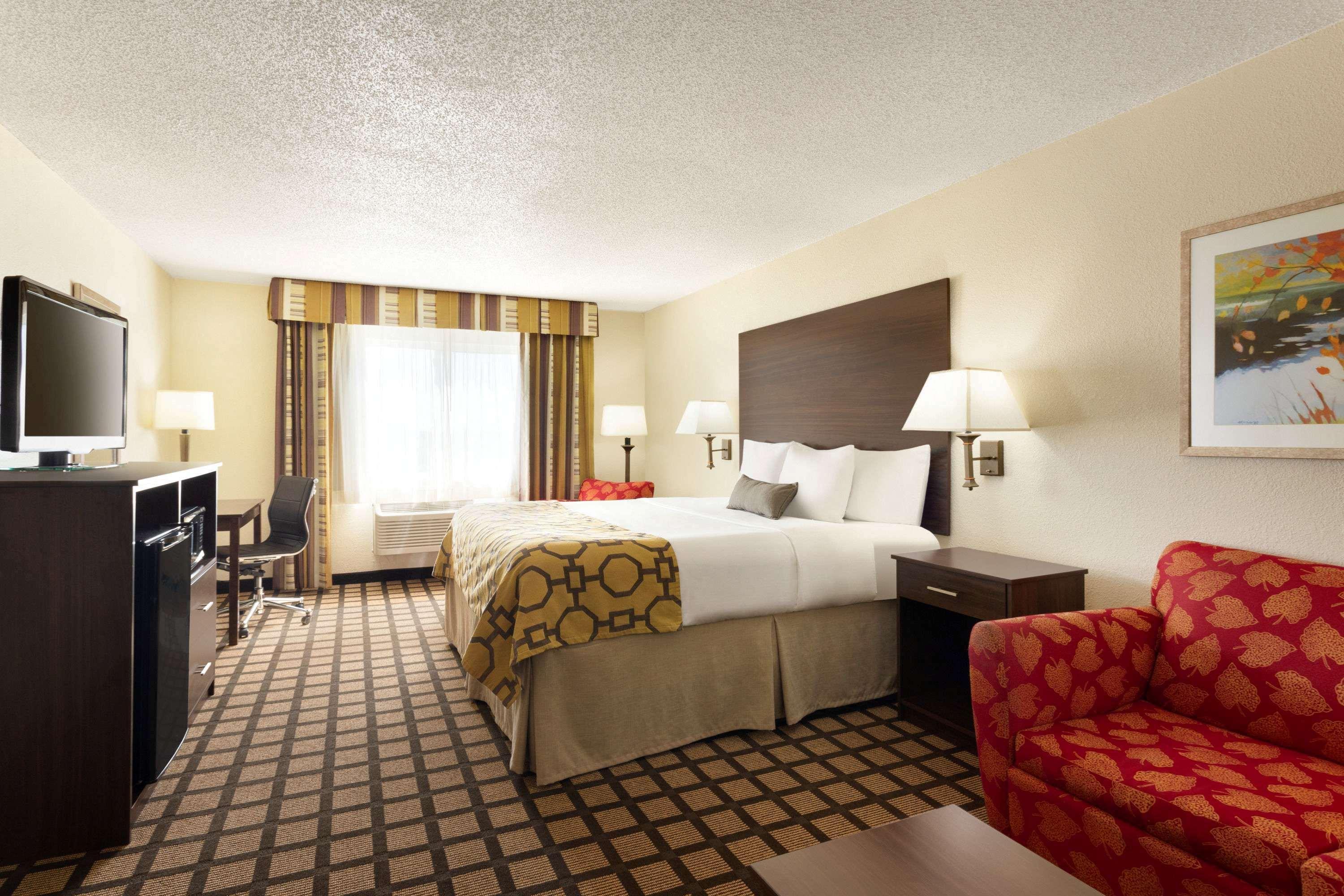 Baymont By Wyndham Salina Hotel Exterior foto
