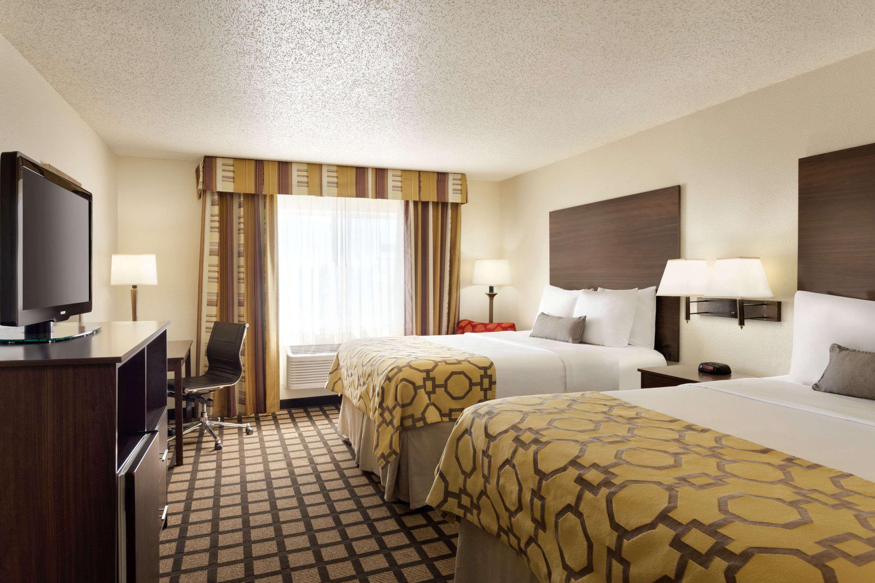 Baymont By Wyndham Salina Hotel Exterior foto