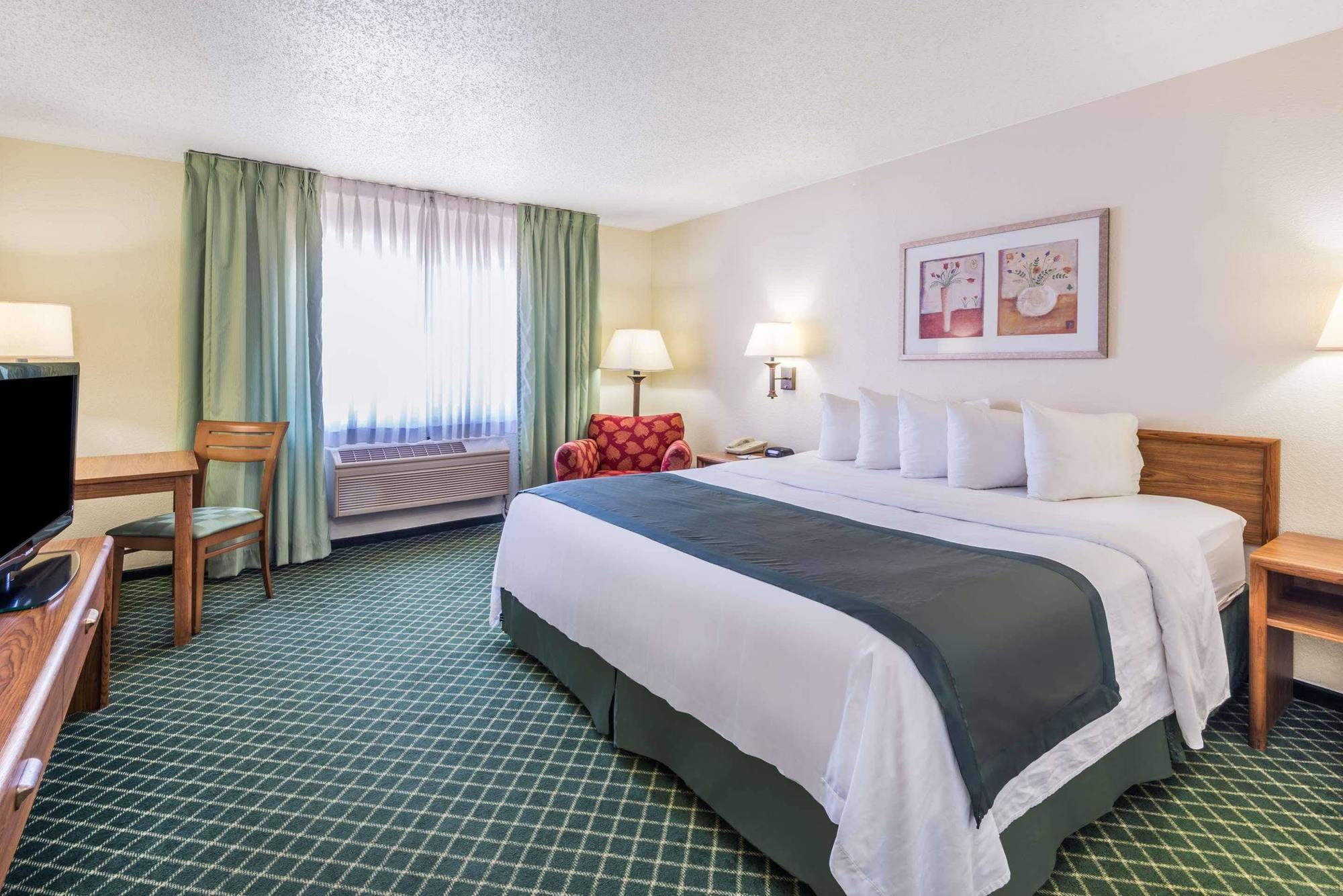 Baymont By Wyndham Salina Hotel Exterior foto